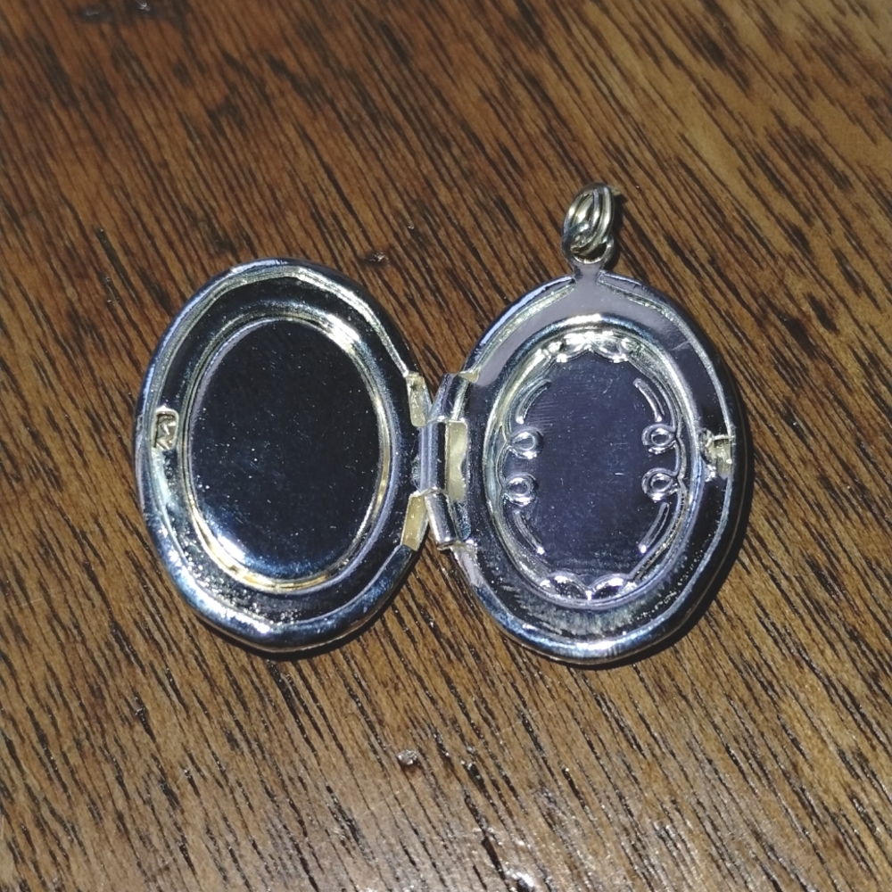 Silver Locket - Picture 3 of 3